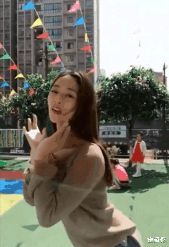 歪骆驼|90后女幼师穿这衣服跳舞,家长不淡定了