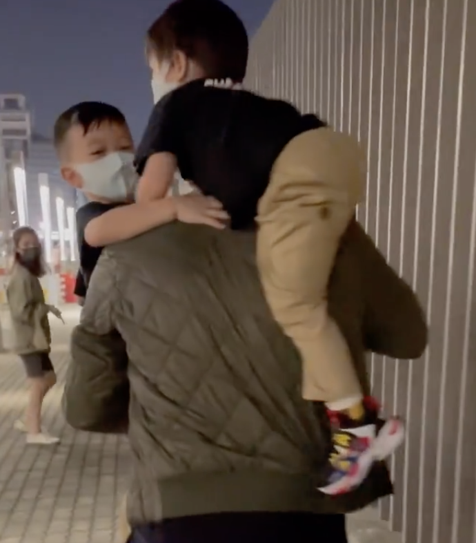 胡杏儿|胡杏儿老公一人带俩娃，打卡博览馆，将儿子们扛在肩头爸爸力max