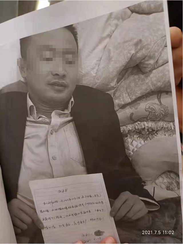 顶峰相见|银行领导与柜员长期出轨，原配在银行门口拉横幅