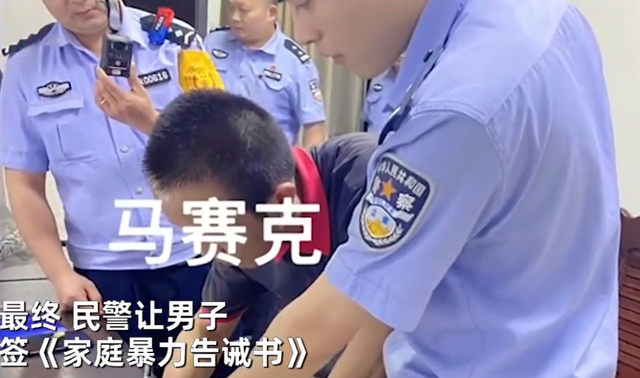 安然说社会 江西宜春：醉酒男子派出所殴打老婆，民警一招将其按倒制服！