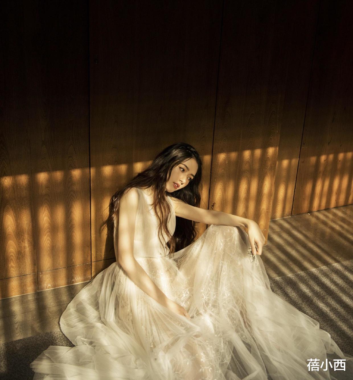 蓓小西|“郭碧婷”都嫁给豪门了还这么拼,穿吊带连衣裙亮相,又美出圈了