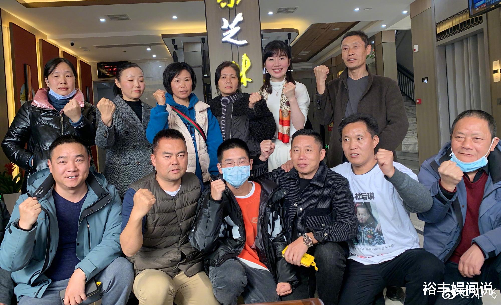 |偶遇孙卓孙辉兄弟俩逛公园，孙卓拿烤肠吃，孙辉手持玩具斧劲霸气