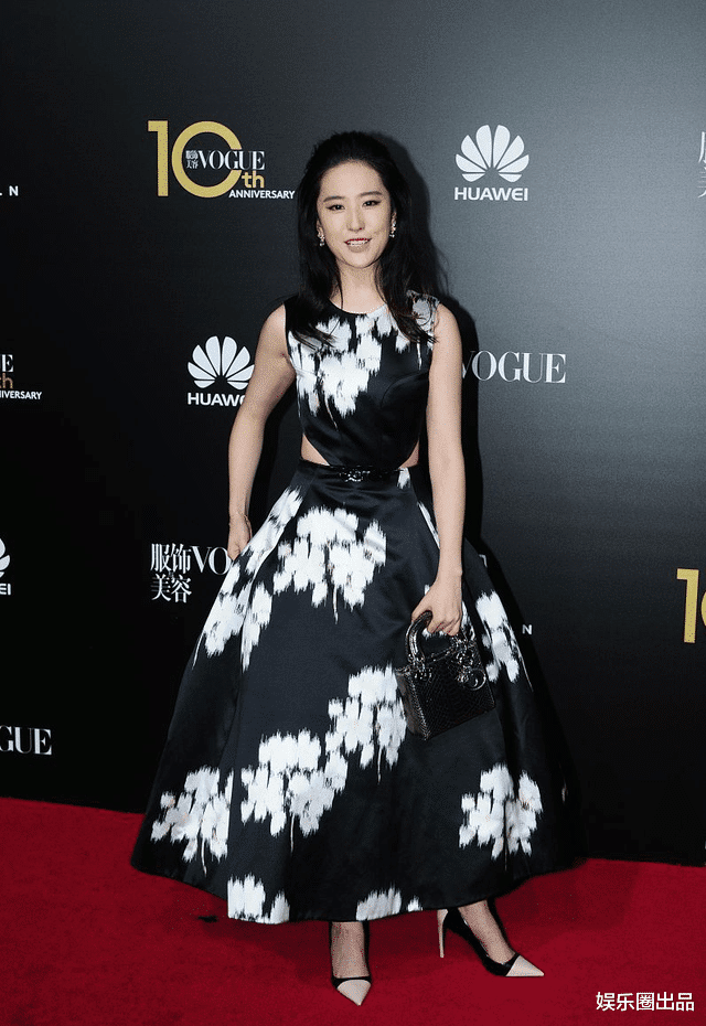 刘亦菲|刘亦菲穿镂空装走红毯,身材优势没发挥出来,腰部勒出明显赘肉