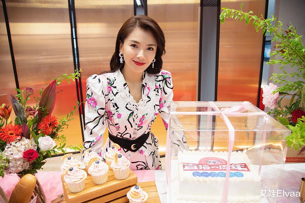 口红|42岁刘涛亲吻亲上瘾，穿花裙子直播，涂口红亲王霏霏太投入