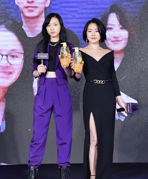 潮帮先生|小S携女儿同台亮相，穿开叉裙站姿妩媚，仍被女儿高级脸抢了镜