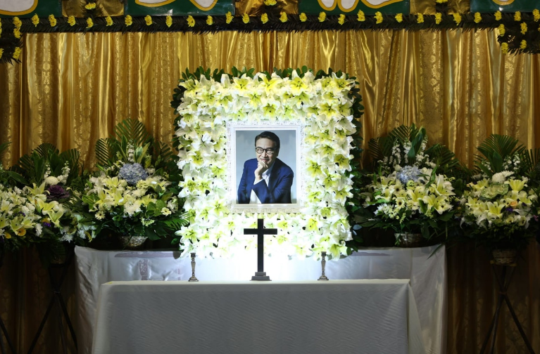 吴孟达|吴孟达灵堂遗照曝光，露灿笑被一片花海围簇，周星驰刘德华古天乐送花圈