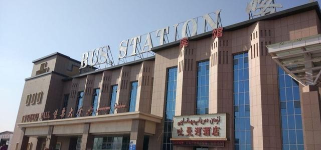 坦荡钟情豁达 喀什火车站是全国路网最西端的火车站，将成为西北边疆交通枢纽