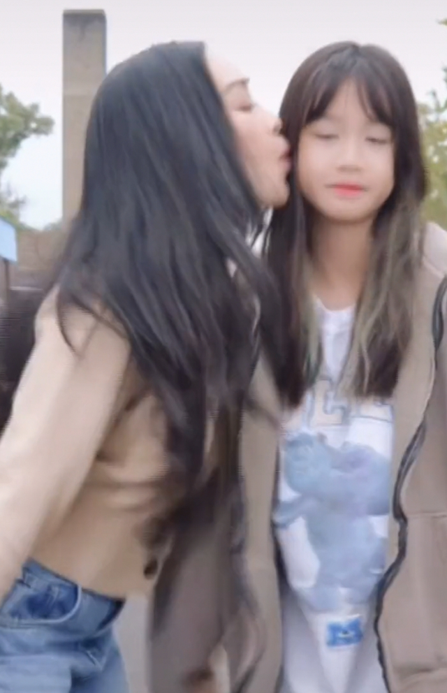 考拉|钟丽缇带爱女跳甩头舞！11岁考拉颜值惊艳，母女相差40岁仍似姐妹