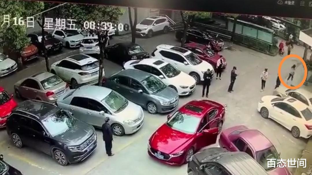 百態(tài)世間 宜昌女司機(jī)開車玩手機(jī)將女子撞倒后碾壓而過(guò)，捂臉大哭嚇得跑走