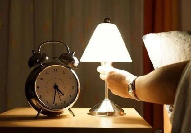 冻龄|42岁老阿姨牵手26岁小鲜肉，冻龄容貌惹人羡，爱健身的女人魅力大