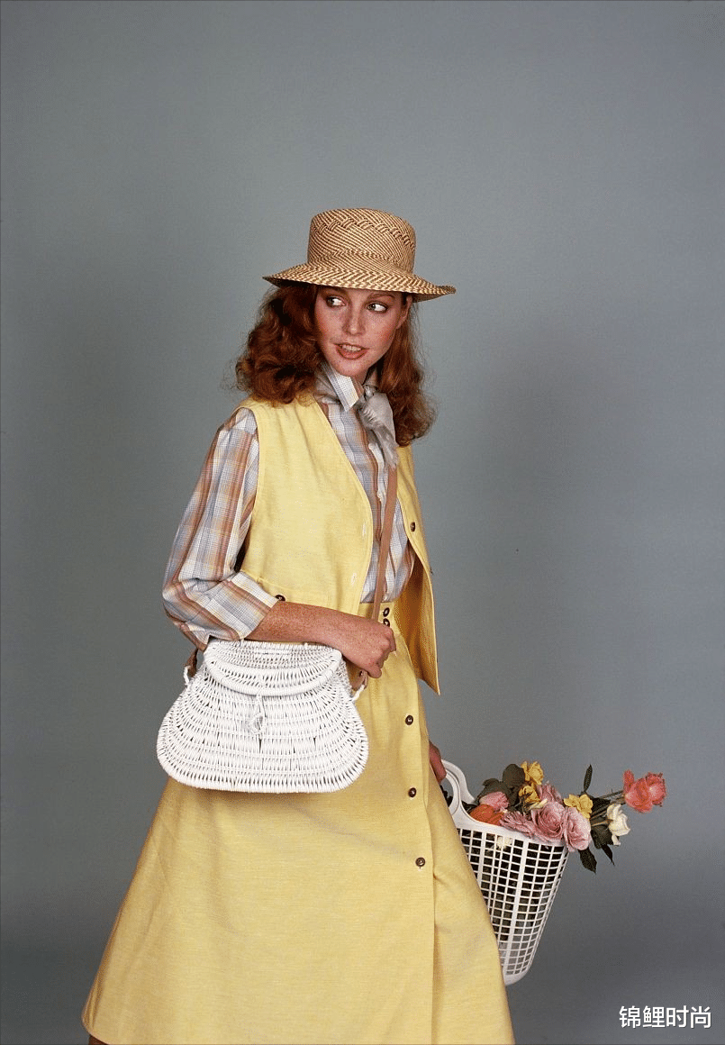 锦鲤时尚|马甲才是秋季搭配“王者”，配裙装裤装都好看，40+也能穿出高级感