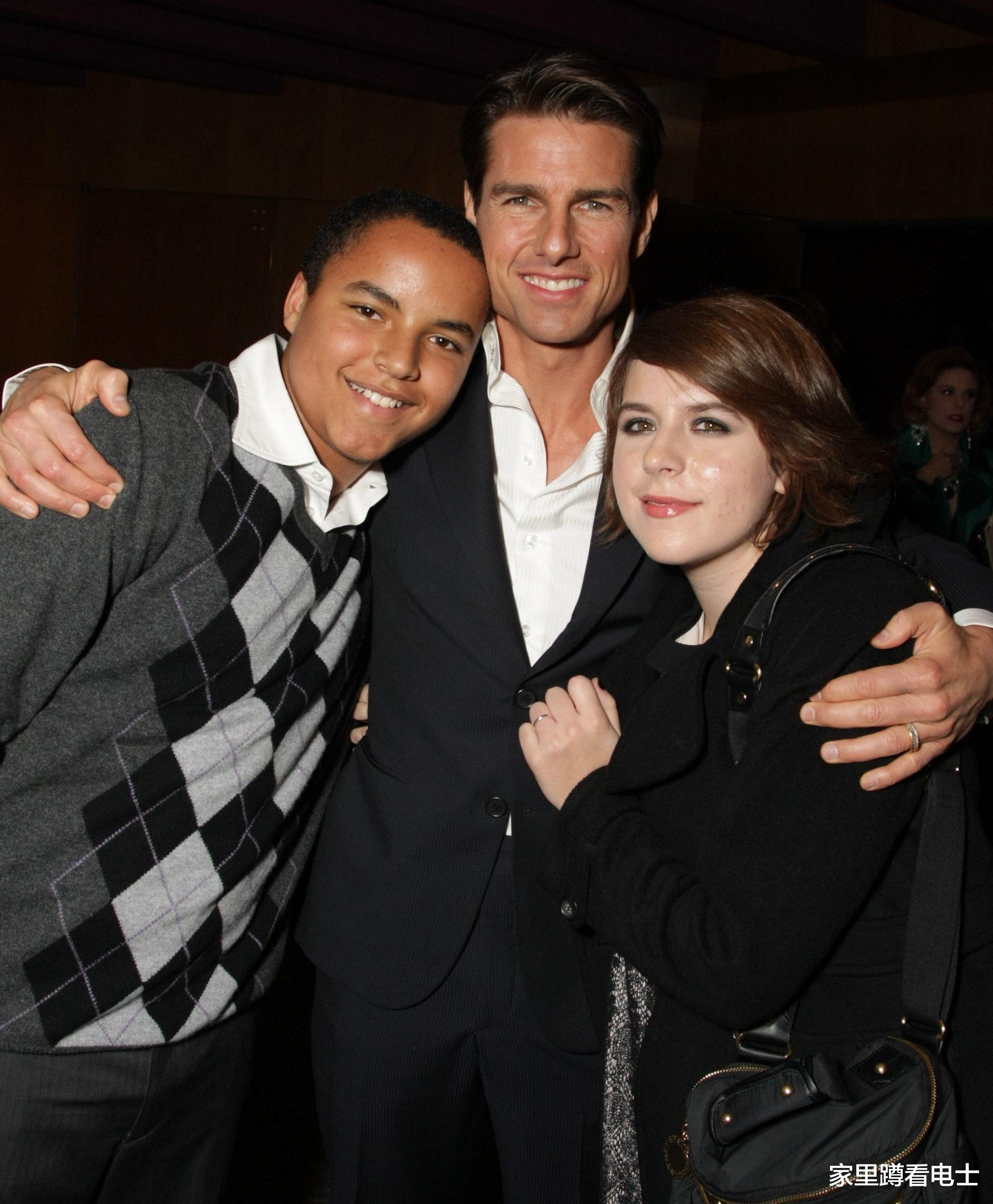 贝拉|阿汤哥女儿参加艺术展，被指没天赋靠拼爹，28岁朴素得不像星二代