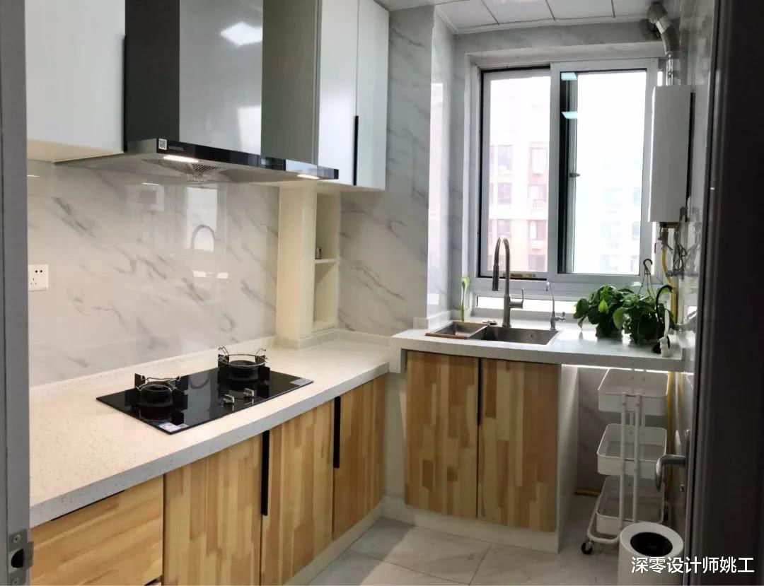 厨房东西堆满了，菜篮，小推车哪里放，告诉你橱柜空一处没白做