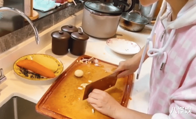 谢娜|谢娜罕秀厨艺，宅家为女儿们做肉末炖土豆，不忘臭美自拍心情好