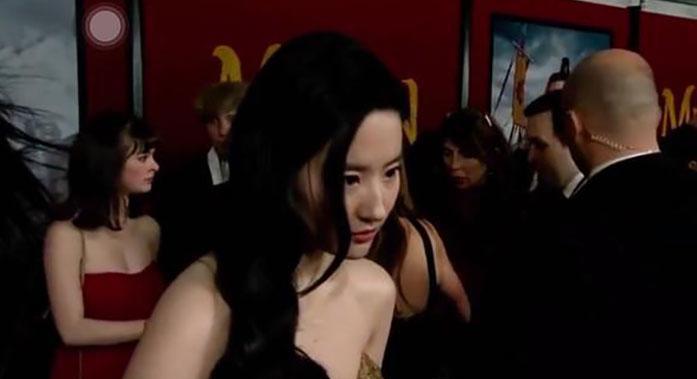 七瓜小九九说|刘亦菲国外工作照曝光，台上光彩夺目台下略显狼狈，疑似被迫营业