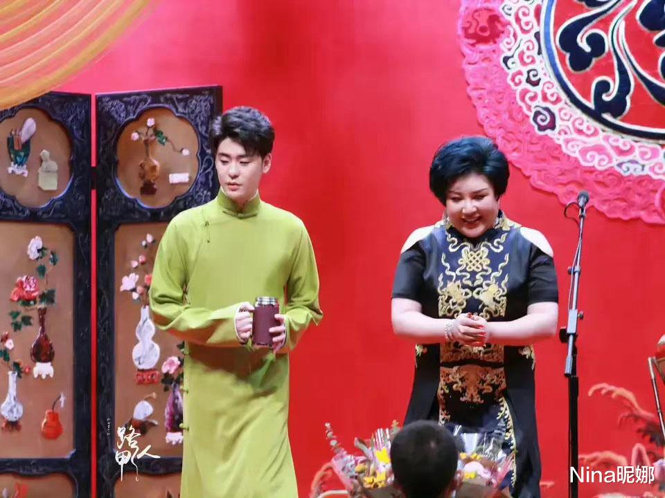 郭德纲|郭德纲老婆罕见登台亮相，45岁穿改良旗袍满脸福相，一看就是旺夫的人