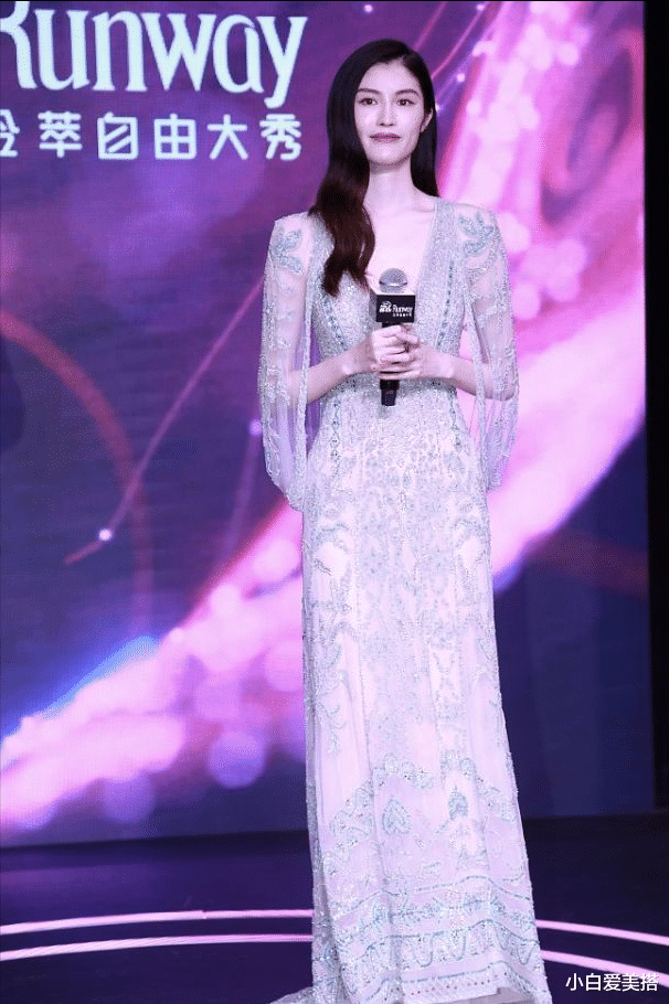 小白爱美搭|何穗作为模特太有优势了，身材好得让人惊叹，完美比例秀出大长腿