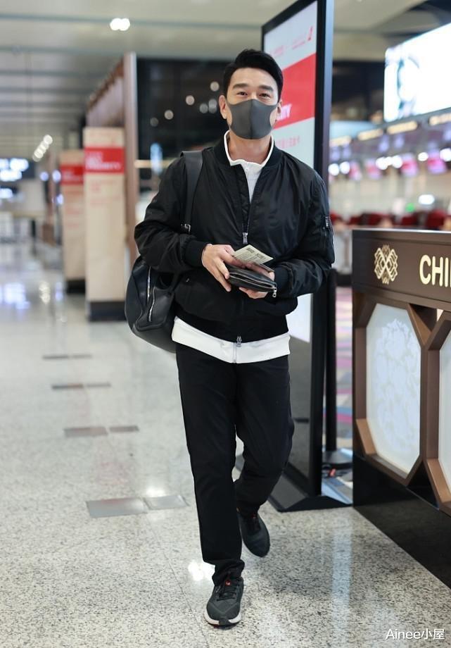 Ainee小屋|吴奇隆虽然比王耀庆大3岁，可是同框好像弟弟，穿虎头T恤挺可爱
