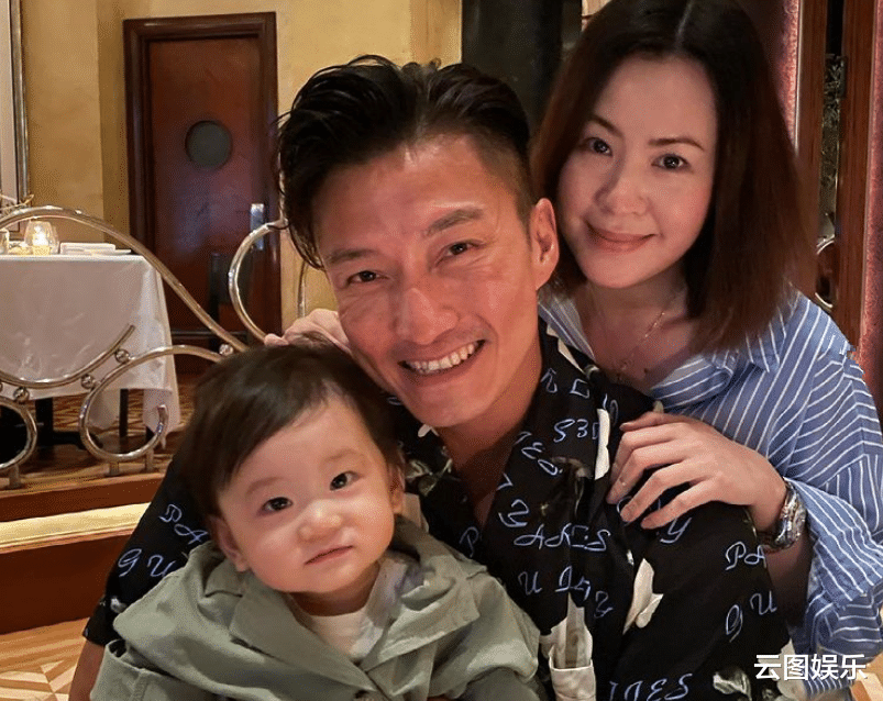 胡杏儿|6位星二代齐聚一堂！李灿森女儿人气高，被胡杏儿次子亲吻脸颊