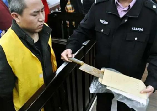 2012年,丈夫醉酒掐死妻子,将其分成9块腌成腊肉,家暴不可原谅