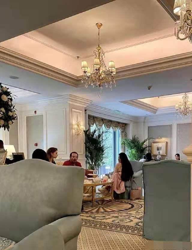 时尚风行派|范冰冰巨星气场不再!穿粉裙与外国男友人聚会,拿大水壶真会养生