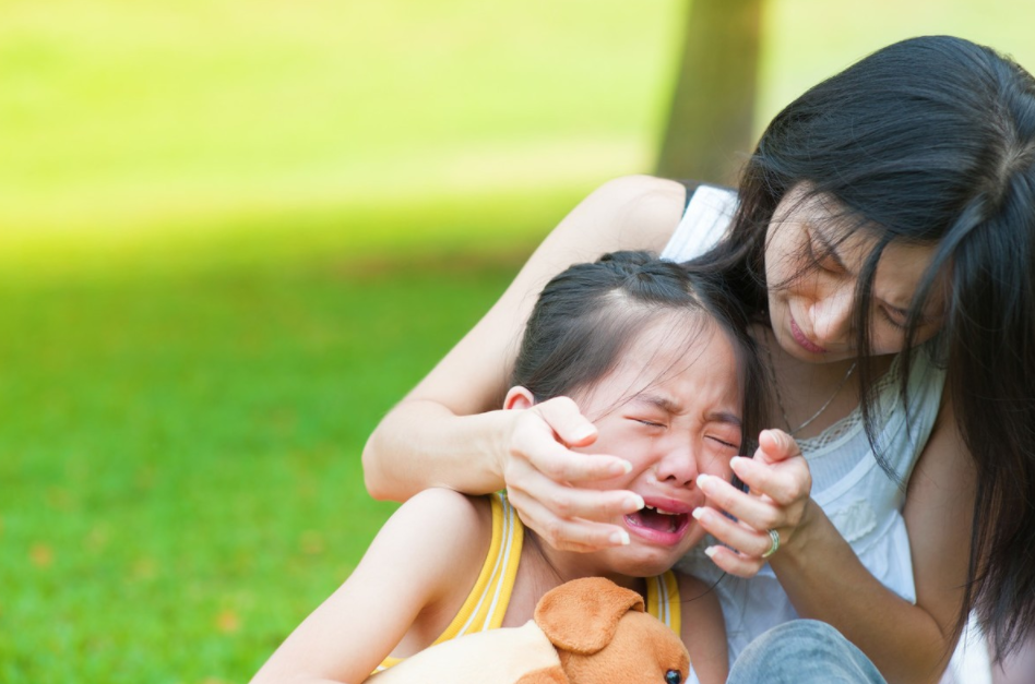 歪妈亲子故事|孩子被欺负时,父母别抢着说“没关系”,你的虚伪是娃的二次伤害