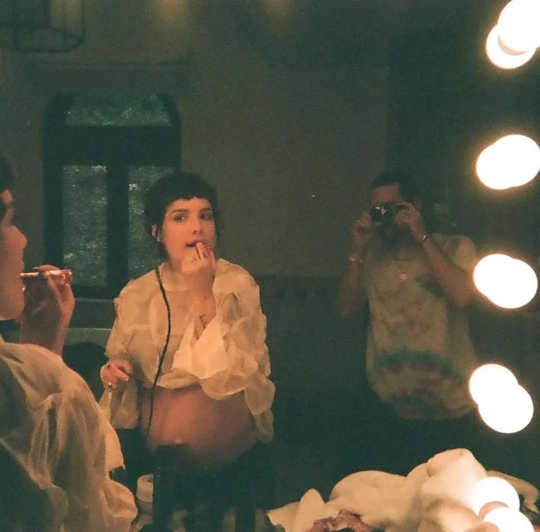 女孩|21岁在舞台上流产，23岁一曲成名获格莱美，网友：酷女孩永不认输