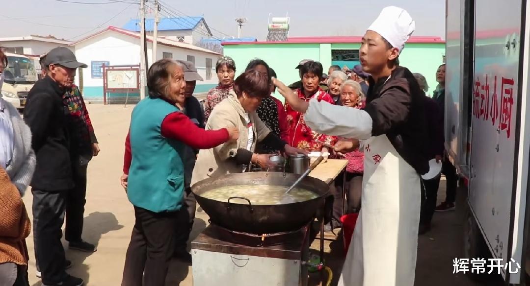 辉常开心 小伙无偿为农村老人做饭，遭无理大妈找茬辱骂，甚至欲往锅里扔沙子！
