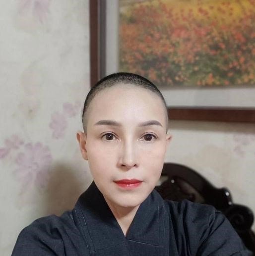 娱乐圈|童年偶像“剃度出家”，曾年轻时未婚生子，如今却看破了红尘！