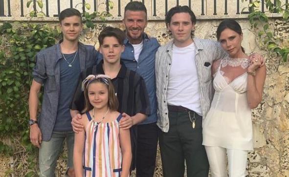 哈珀·贝克汉姆|46岁贝克汉姆戴圣诞帽！与小七拍视频，重度女儿奴，满满都是爱