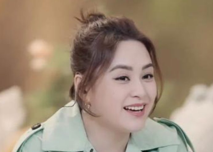 阿娇|阿娇阿Sa聚餐喝酒被偷拍！身旁坐一圈男生，街头与异性打闹不避嫌