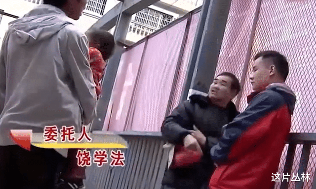 农民工娶漂亮女大学生,生下双胞胎后突然疯掉,岳父:早劝你不听