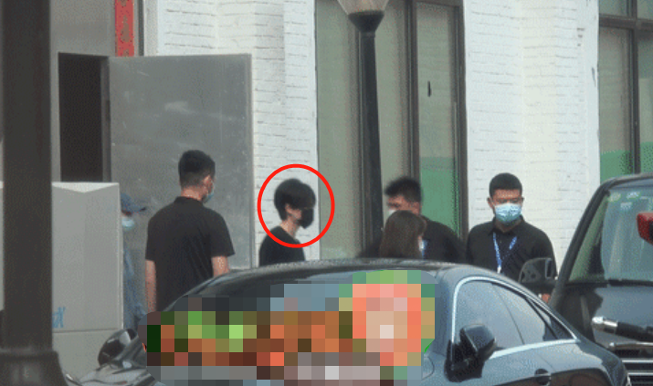 章子怡|谢霆锋回王菲豪宅被拍！穿一身黑衣打扮低调，复合7年感情稳定