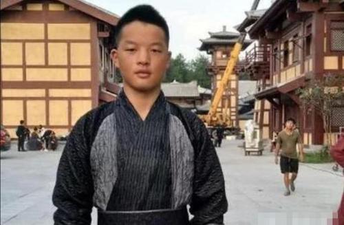 葛行于|因长得丑被亲妈弃养，却被周星驰看中一夜成名，今20岁颜值逆袭