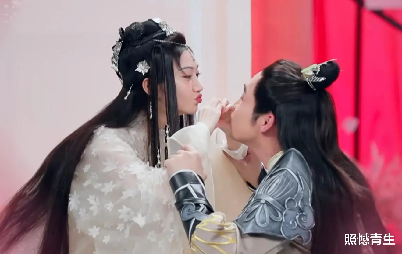 谭松韵|快乐大本营，钟汉良谭松韵营业满分，李兰迪赖冠霖成背景板！