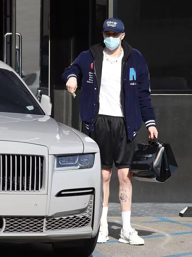 金·卡戴珊|金卡戴珊的小男友为她买珠宝！棒球衣配中裤很潮，眼圈乌青超萎靡