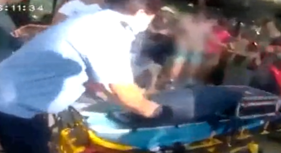 姐姐 女子在公园散步肚子疼，孩子生在地上，男友：什么时候怀的孕？