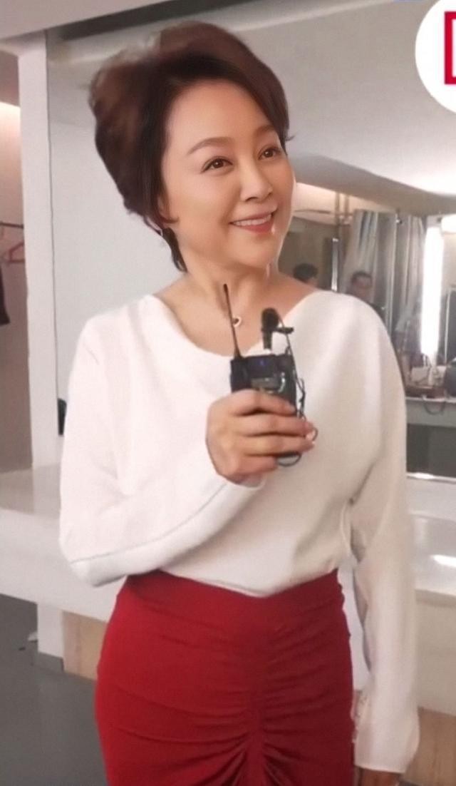 潮流新风|张瑜63岁仍风韵不减，白衬衫配红裙干练又有女人味，气质绝了