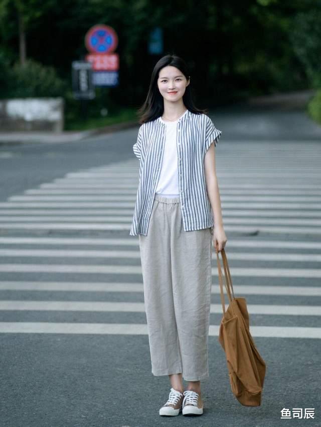 鱼司辰|休闲慵懒风怎么搭？条纹衬衫+棉麻长裤简约洋气，气质又优雅