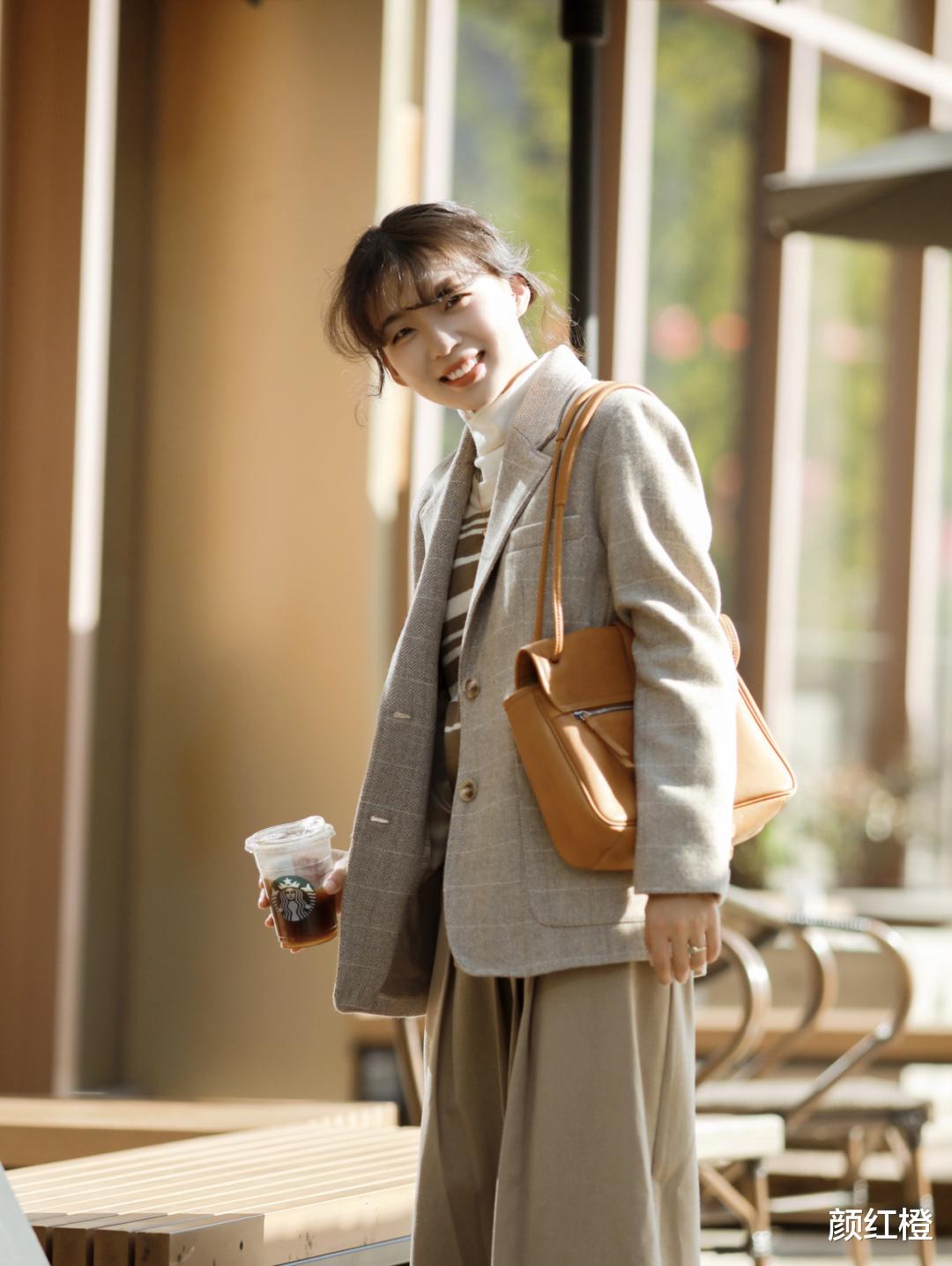 颜红橙 秋冬季节不要乱穿衣，试试这些百搭日常的穿搭，保暖舒适不挑人