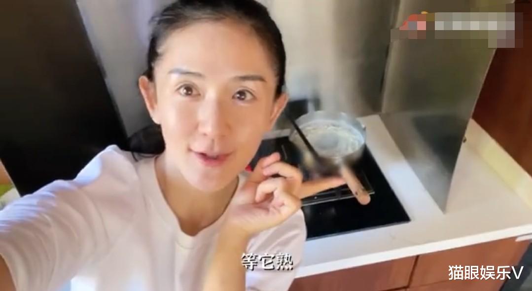 请回答1988|40岁谢娜下厨做面，纯素颜面色红润状态满分，头发稀疏发际线后移