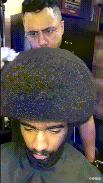 |搞笑GIF：100万一次，100万两次，好的后面大哥出500万，成交咣当...