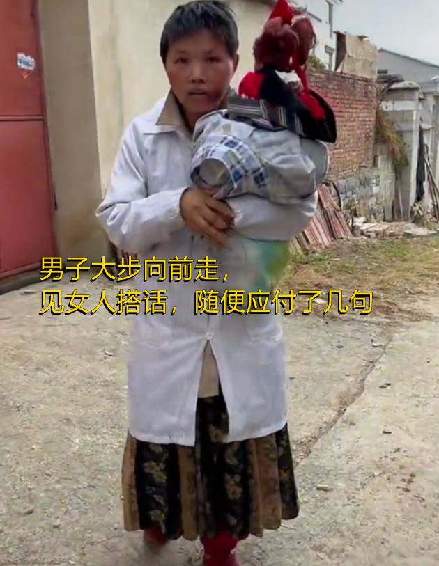 你过来呀！江苏女子抱奇怪玩偶冲人打招呼，男子：幸好不是晚上