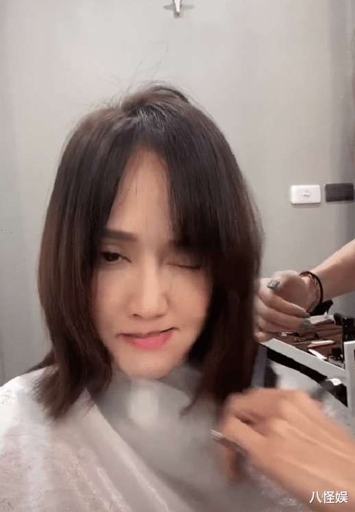 陈乔恩|陈乔恩患病康复后现身理发馆，眼睛凹陷明显瘦脱相，头上白发抢镜