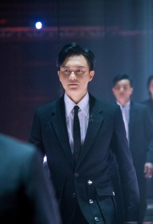 穿衣搭配|《披荆斩棘》中张智霖真不给年轻人退路，黑色西装沉稳有型，太帅