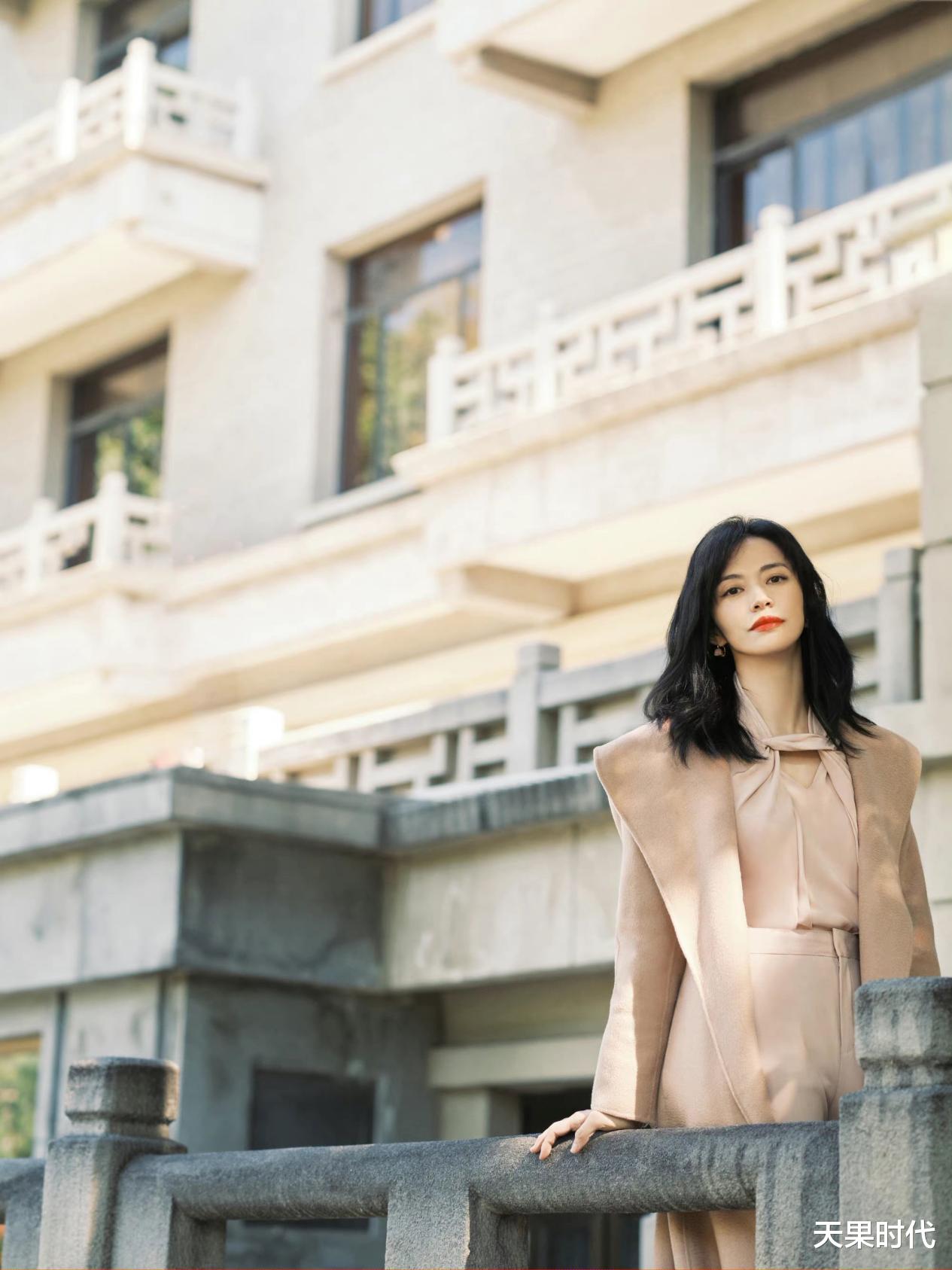 天果时代 姚晨做了妈妈就是不一样，利用驼色系弱化锋利感，增加柔美女人味