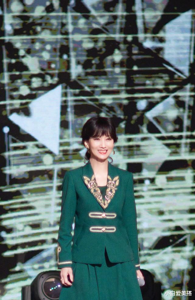 小白爱美搭|赵雅芝穿着绿色长裙与惠英红坐在一起，画面好养眼，尽显优雅气质