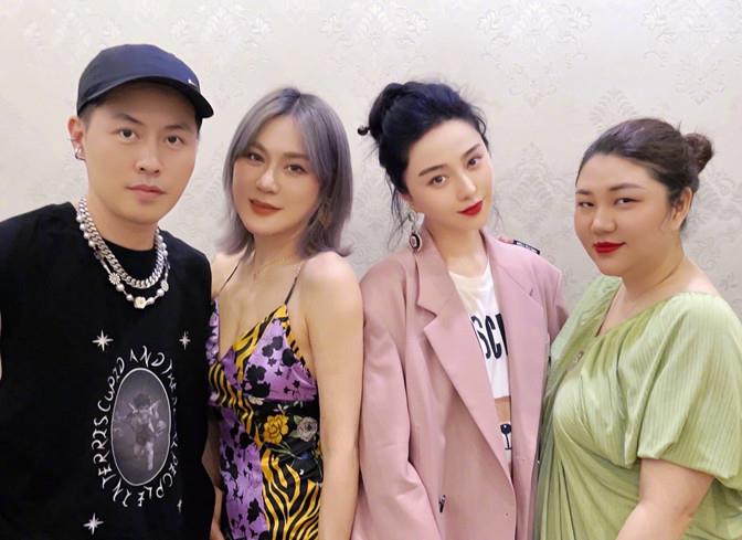 方脸妹说时尚|范冰冰生活照罕曝光,穿黑色裙累得走不动,瘫坐路边休息真接地气