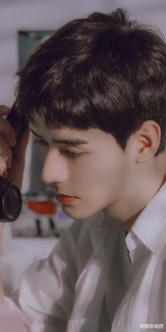 龚俊|龚俊回村吃流水席被拍，毫无明星架子很接地气，气质与众不同