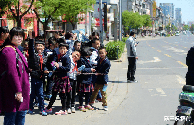 高校|教育部最新通知，中小学早晨上课时间“统一推迟”，家长欢呼雀跃